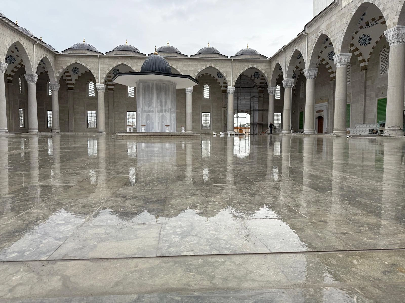 Cami avlusu mermer zemin kaplama uygulaması