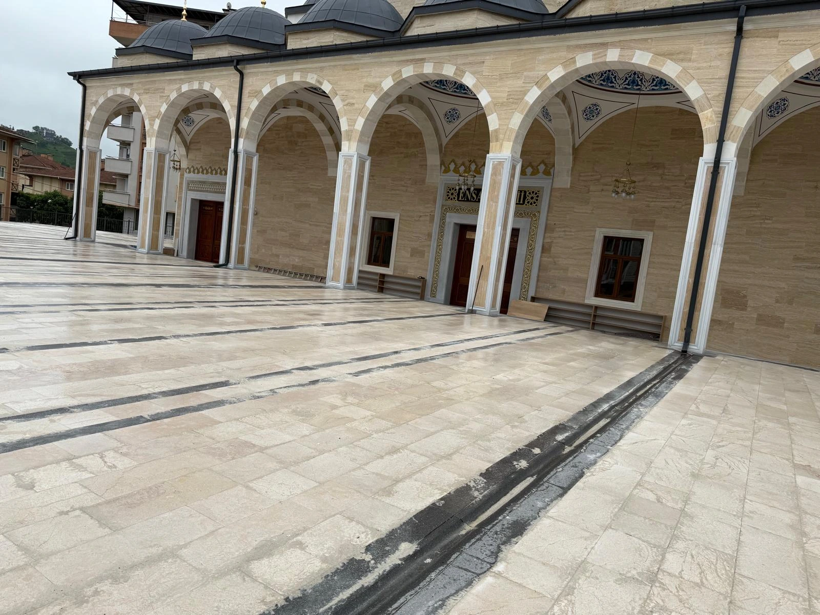 Cami avlusunda mermer zemin kaplama ve lineer drenaj uygulaması