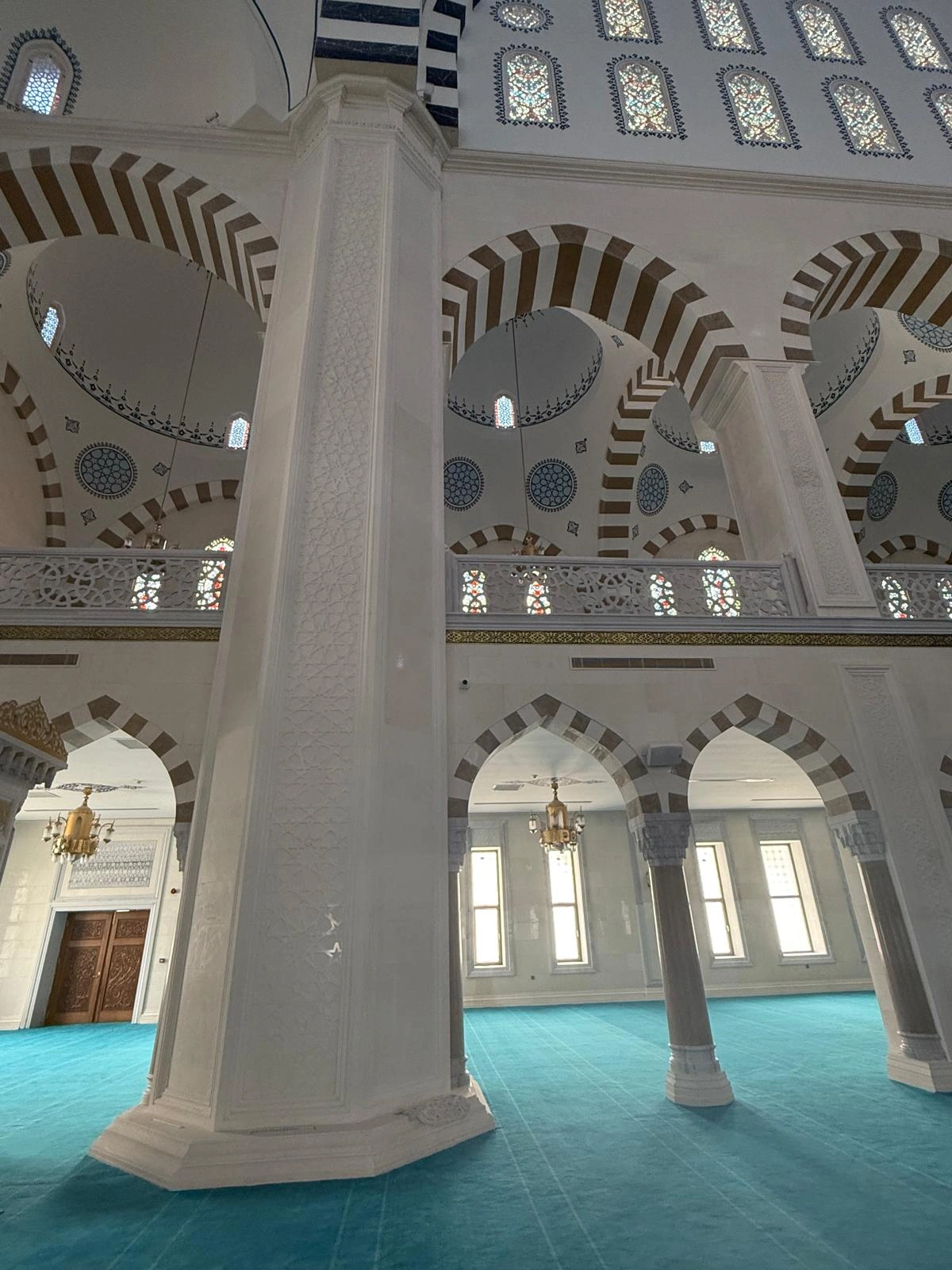 Cami hariminde mermer fil ayağı uygulaması