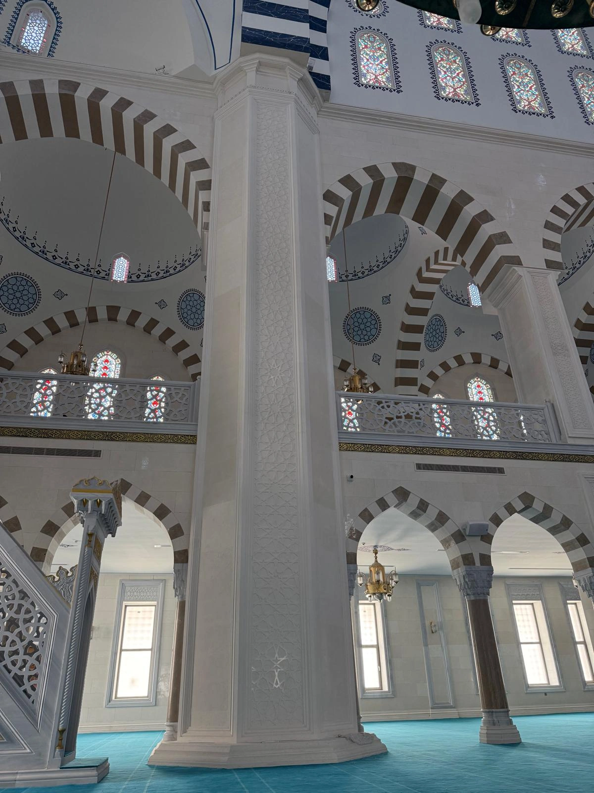 Mermer fil ayağı ve kemerli taşıyıcı sistem uygulaması
