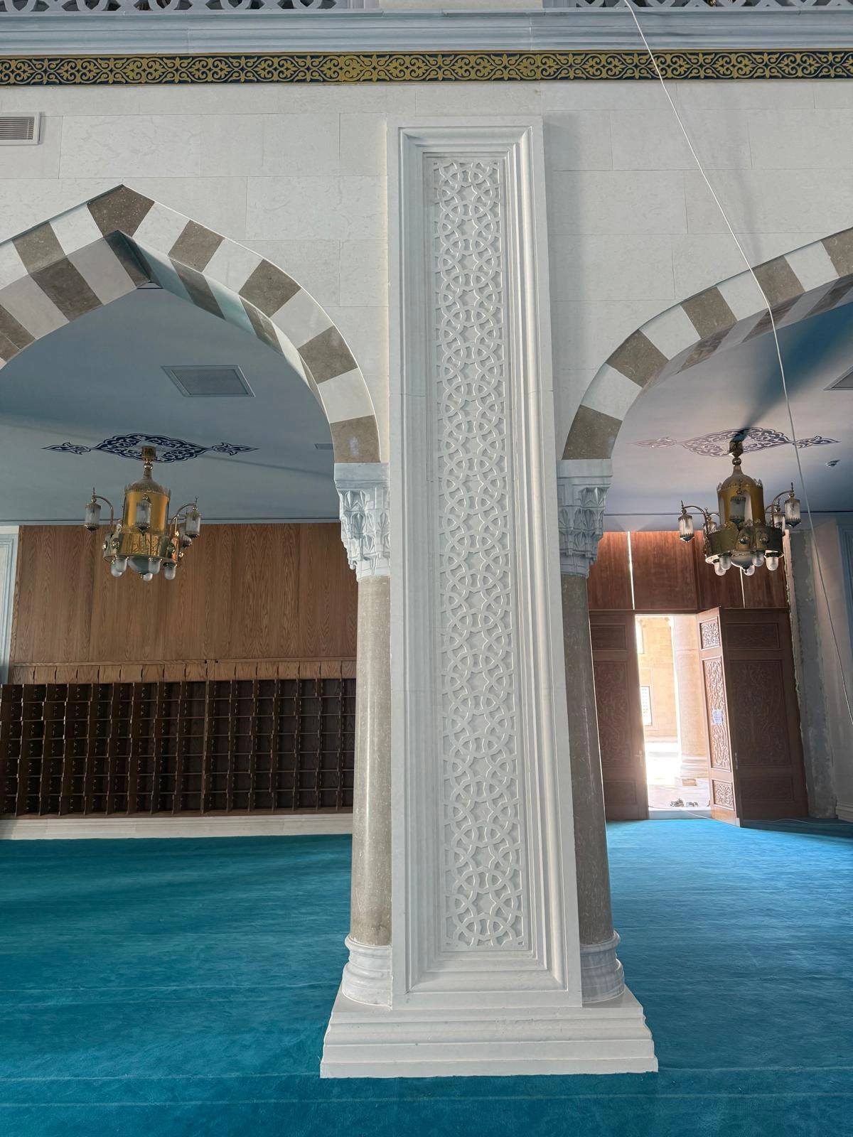 Oyma detaylı mermer cami sütunu uygulaması