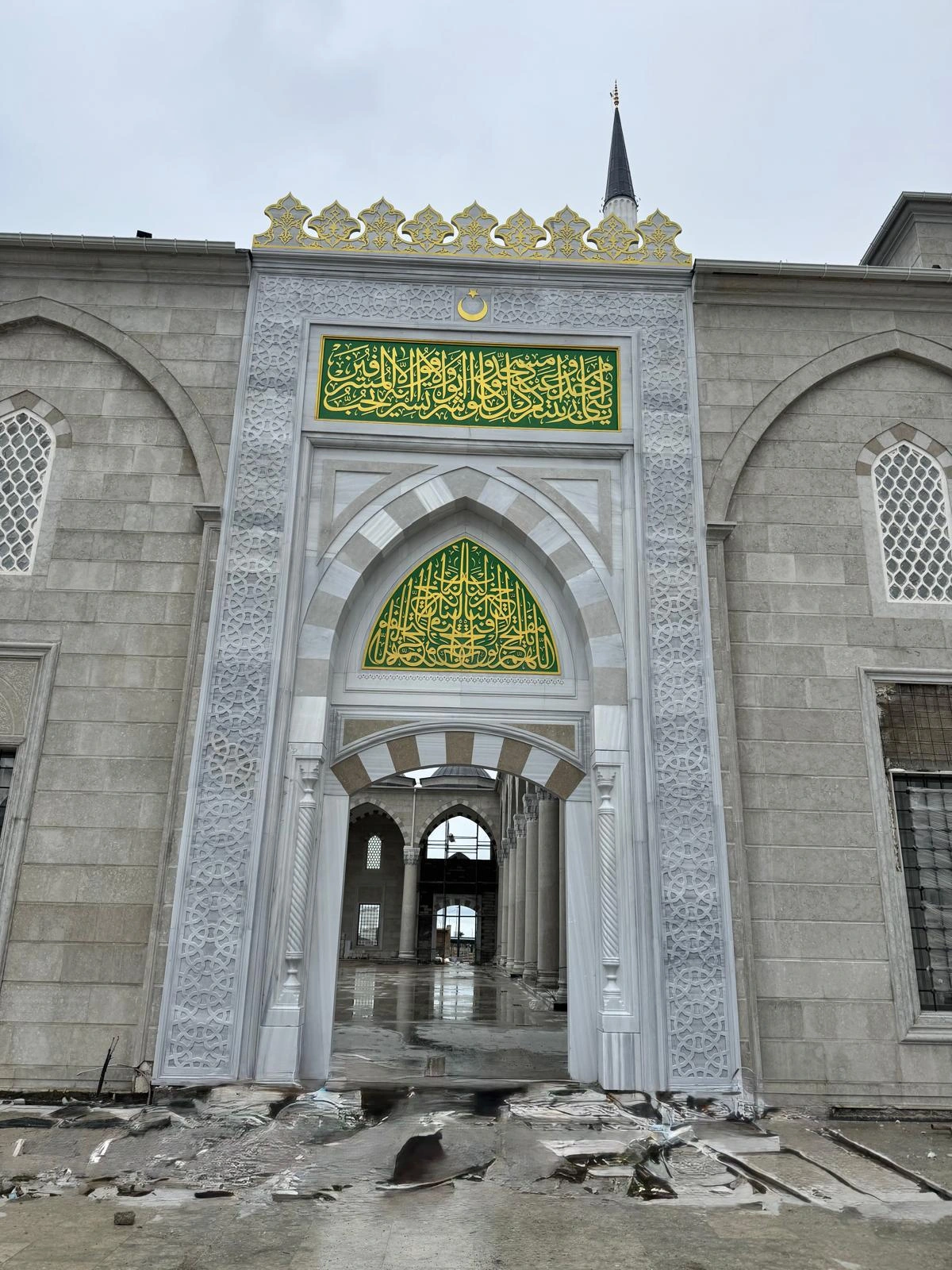 Cami dış cephesinde mermer taç kapı uygulaması