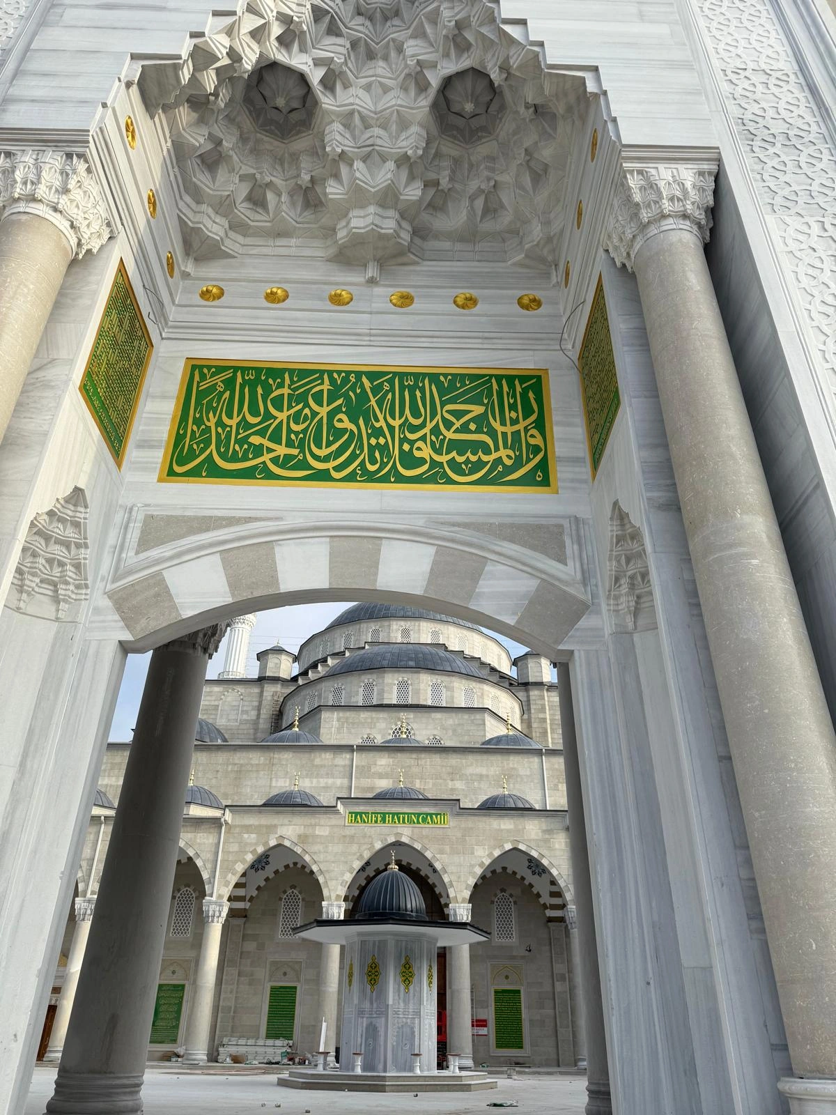 Mermer sütunlu cami taç kapı uygulaması
