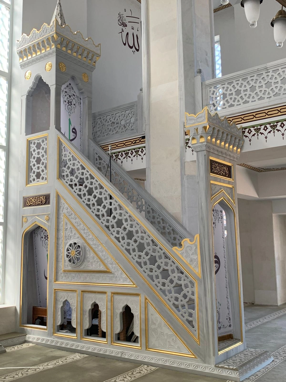 Mukarnas ve ajur detaylı mermer minber uygulaması