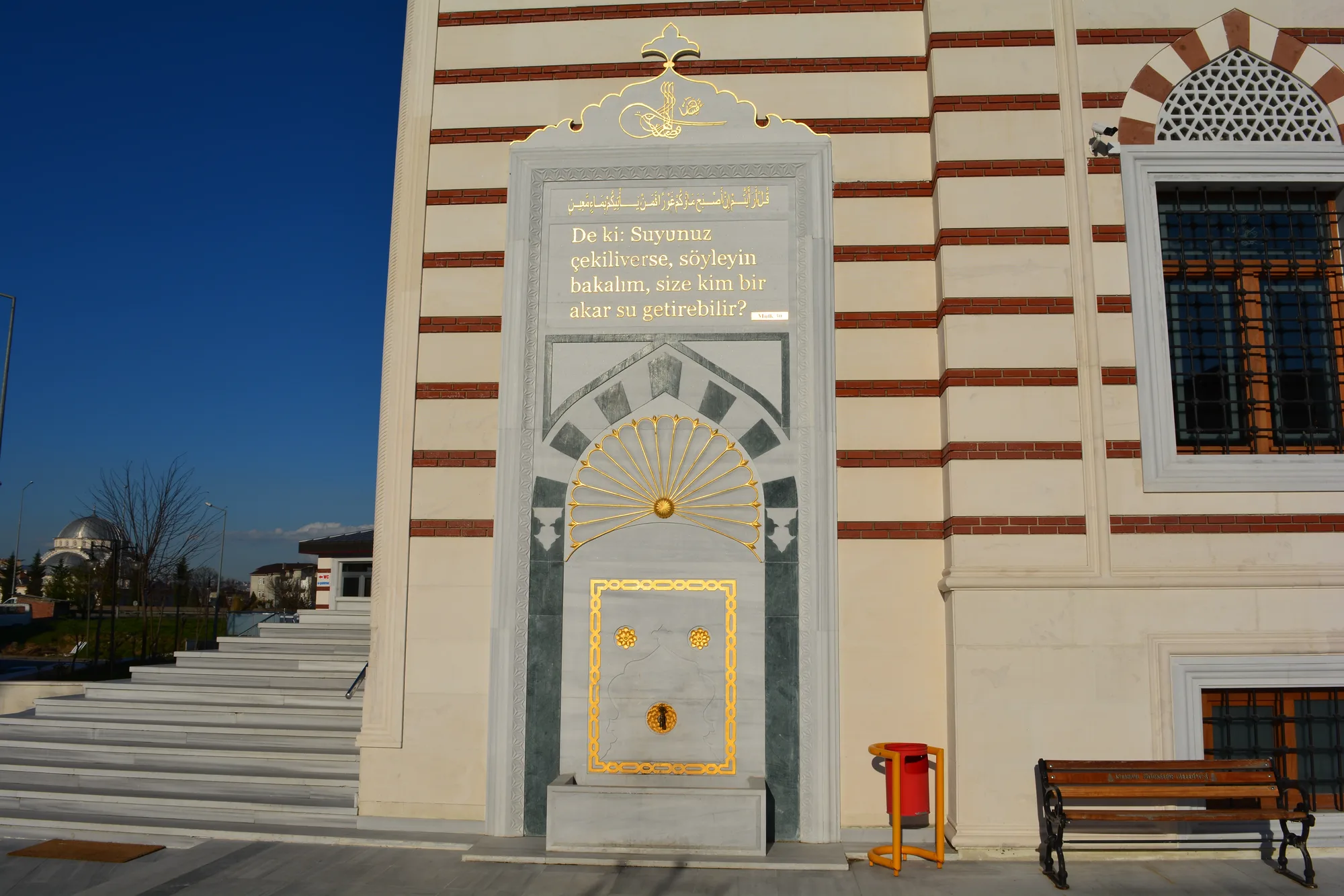 Cami dış cephe taş kaplama ve renk uyumu