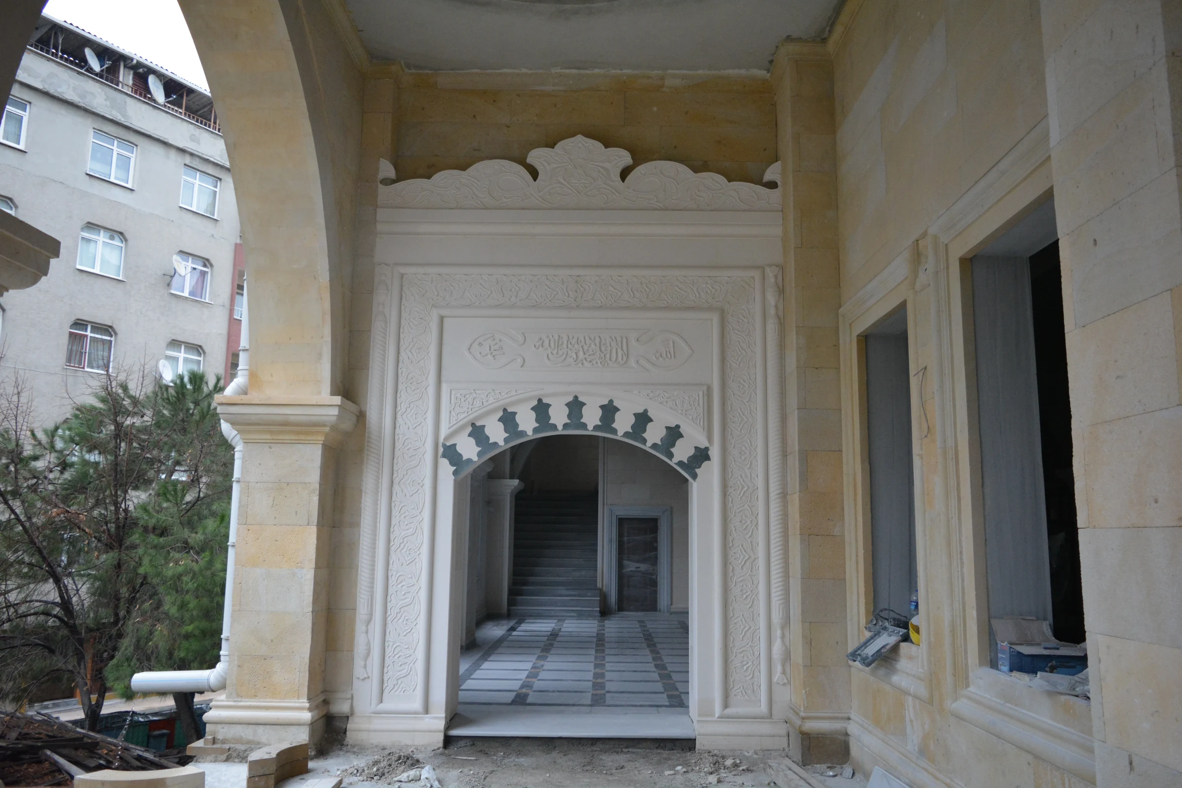 Cami Taç Kapı Mimarisi ve Mermer Portal Yapımı