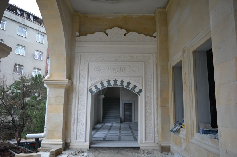 Cami Taç Kapı Mimarisi