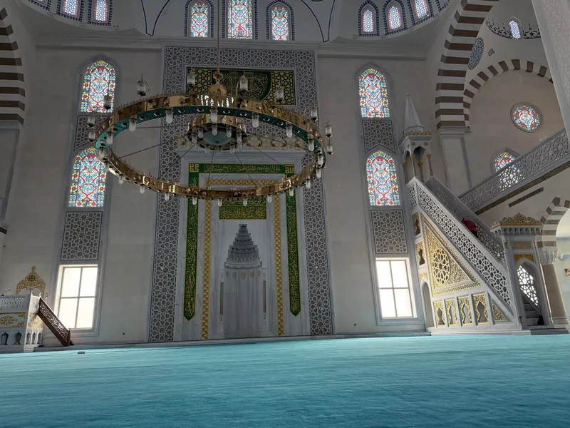 Cami Mihrap minber kürsü takımı genel görünümü