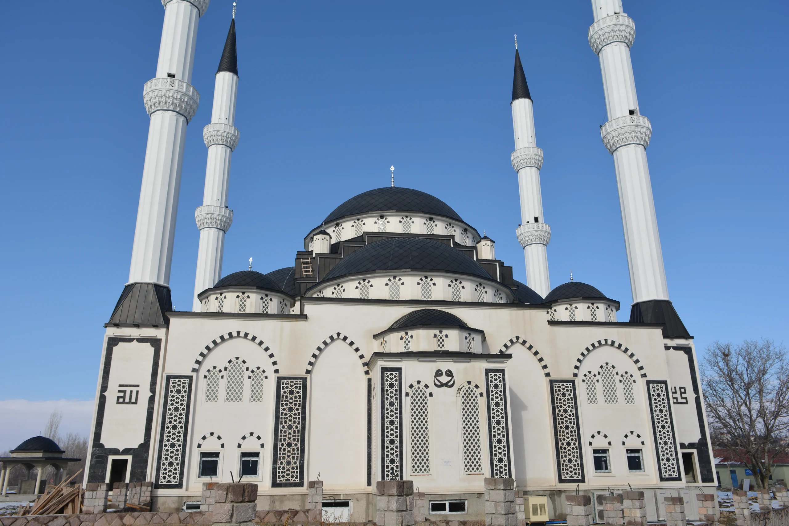 Selçuklu Mimarisinde Geometrik Taş Oyma ve Kubbeli Cami Kaplaması