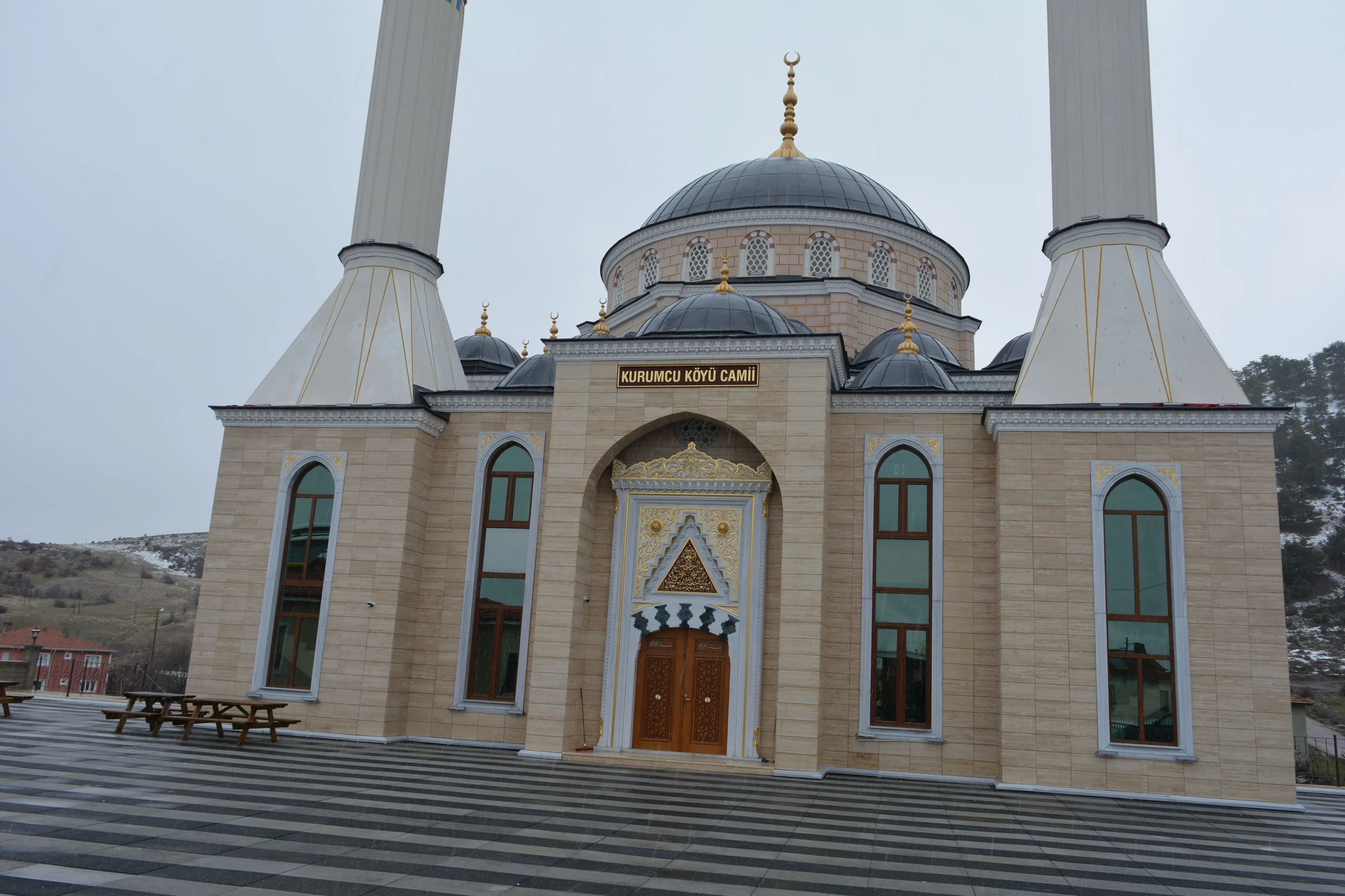 Kurumcu Köyü Camii Doğal Taş Cephe ve Marmara Mermer Portal İmalatı